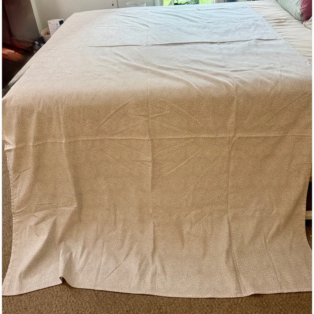 Calvin Klein Tablecloth White and Silver Abstract Floral Pattern